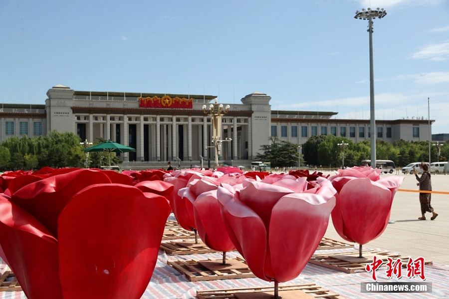Бейжіңдегі Тяньаньмэнь алаңында ҚХР-ның Ұлттық күніне орай гүлзарлар дайындалды