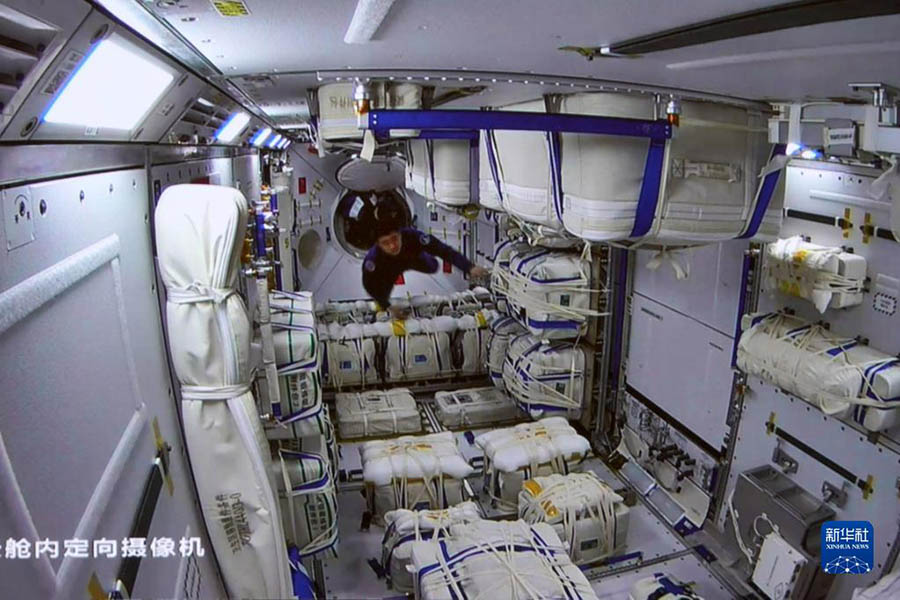 Шэньчжоу-14 ғарышкерлері Мэнтянь эксперименттік модуліне сәтті кірді