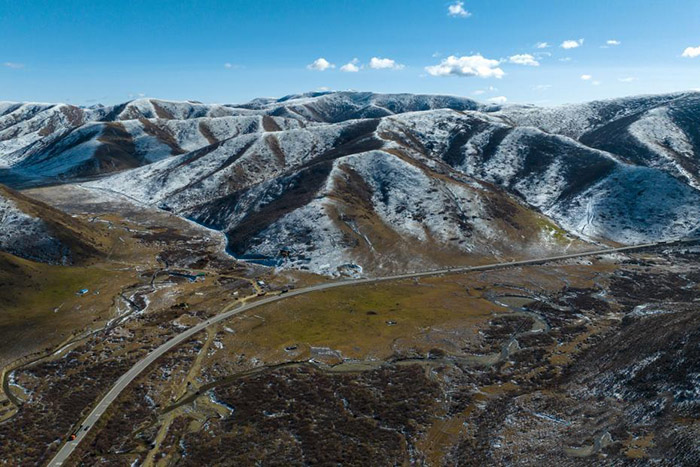 Цинхайдан Сычуаньға дейінгі жүрдек теміржолдың бірінші туннелін қазу жұмысы басталды