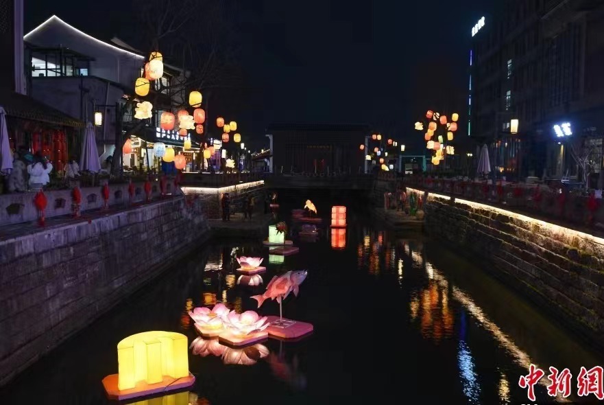 Чжэцзян өлкесінің Ханчжоу қаласы: байырғы көшеде шырақтар жағылып, жаңа жылдың лебі есті