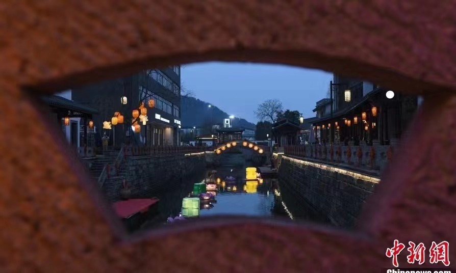 Чжэцзян өлкесінің Ханчжоу қаласы: байырғы көшеде шырақтар жағылып, жаңа жылдың лебі есті