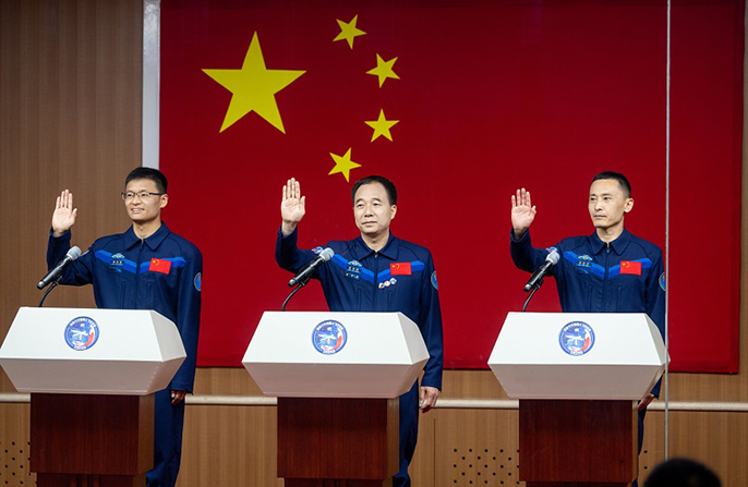 «Шэньчжоу-16» ғарыш кемесінің ұшу миссиясын орындайтын ғарышкерлер экипажы анықталды