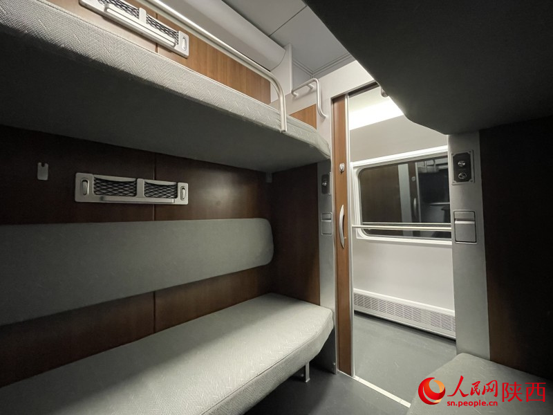 CR200-C «Fuxing» орталықтандырылған қуат көзімен жабдықталған ЭМУ алғаш рет Қытайдың солтүстік-батысында дебют жасады