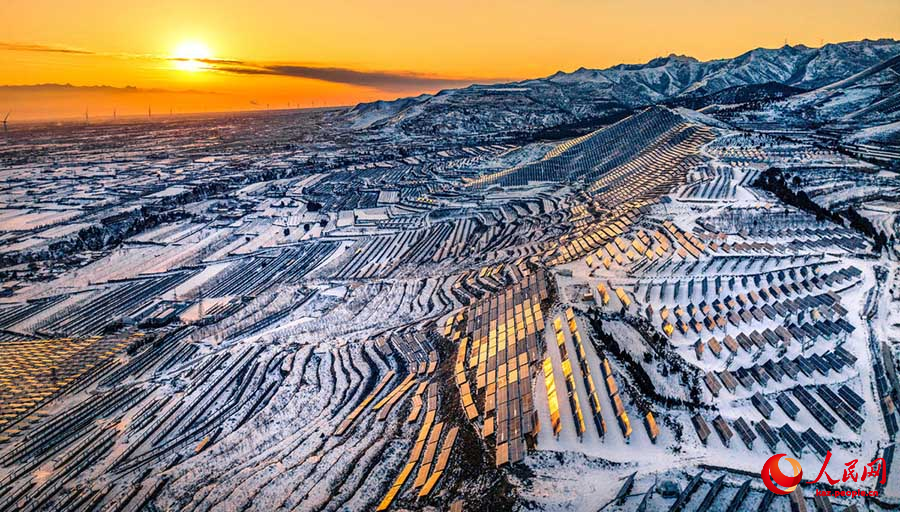 Жуйчэн, Шаньси: фотоэлектрлік базаның қардағы көркем пейзажы