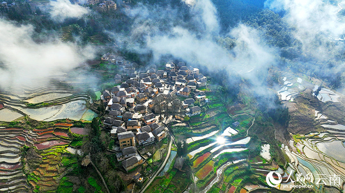 Юньнаньның Хунхэ облысындағы көркем сатылы атыз
