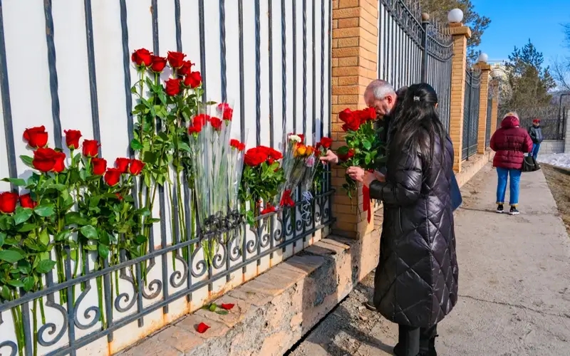 Астаналықтар Ресей елшілігінің алдына гүл шоқтарын апарып жатыр