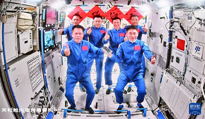 «Шэньчжоу-18» ғарыш кемесінің үш ғарышкері Қытай ғарыш станциясына кірді