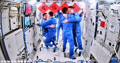 «Шэньчжоу-18» ғарыш кемесінің үш ғарышкері Қытай ғарыш станциясына кірді