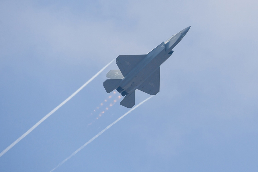 Қытайдың жаңа жасырын жойғыш J-35A ұшағы 15-інші Қытай әуе шоуында бой көрсетті