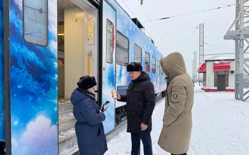 Астанада мерекелік тақырыпта безендірілген Жаңа жылдық электропойыз жолға шықты