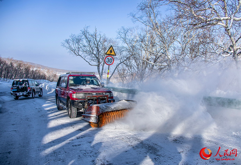 Көлік қатынасының қолайлығы үшін Цзилиньдегі Чанбай тауының көркем аймағы қардан тазартылып жатыр