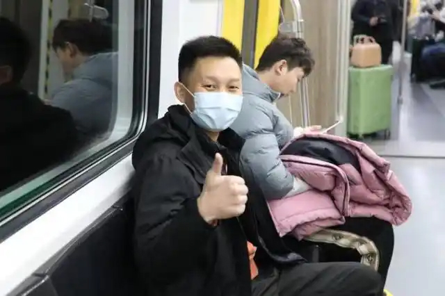 Қытайда әлемдегі алғашқы көміртекті талшықты метро пойызы тасымалдау желісіне қосылды