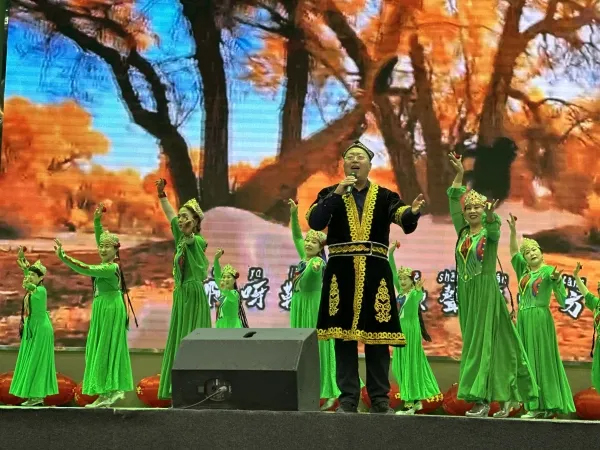 Шыңжаңның Корла қаласында жаңа жылдық ғибадатхана жәрмеңкесі думанды өтті