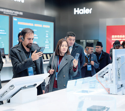 ШЫҰ елдері қызметкерлері Haier ШЫҰ тоңазытқыштарды өзара қосу зауытының көрме залында болды.