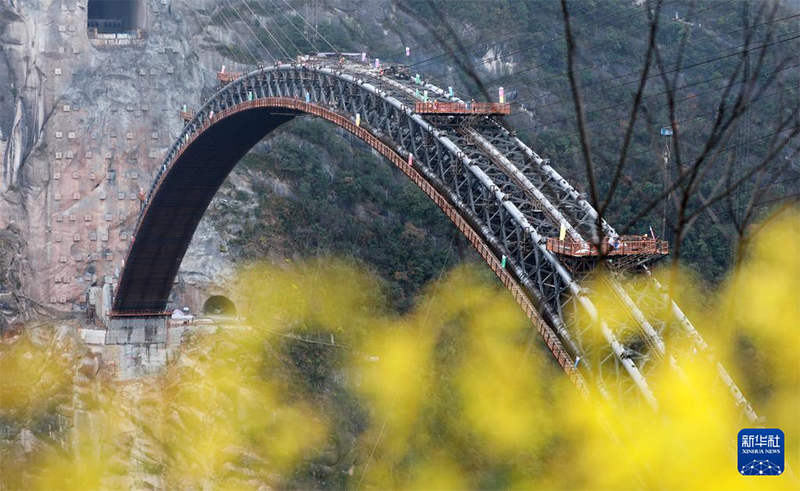 Гуйчжоудағы Вэнань-Мачанпин теміржолы Уцзян арнайы көпірі сәтті біріктірілді