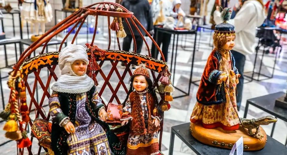 «Шығыстан Батысқа дейін»: Алматыда 100-ден астам қуыршақ қойылған көрме ашылды