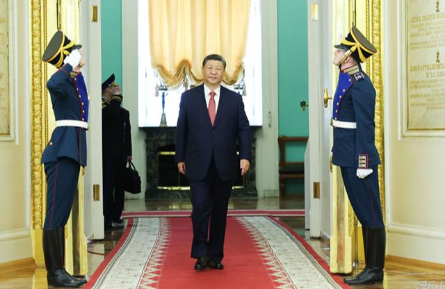 Си Цзиньпин Путиннің қарсы алу рәсіміне қатысты