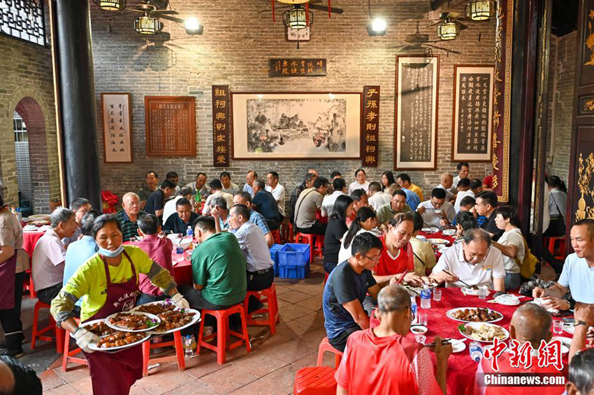 Гуанчжоудың Чэпи ауылында айдаһар қайық жарысы өтіп жатыр