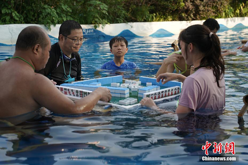 Чунцинде жоғары температура жалғасып, тұрғындар суға түсіп, салқындап жүр