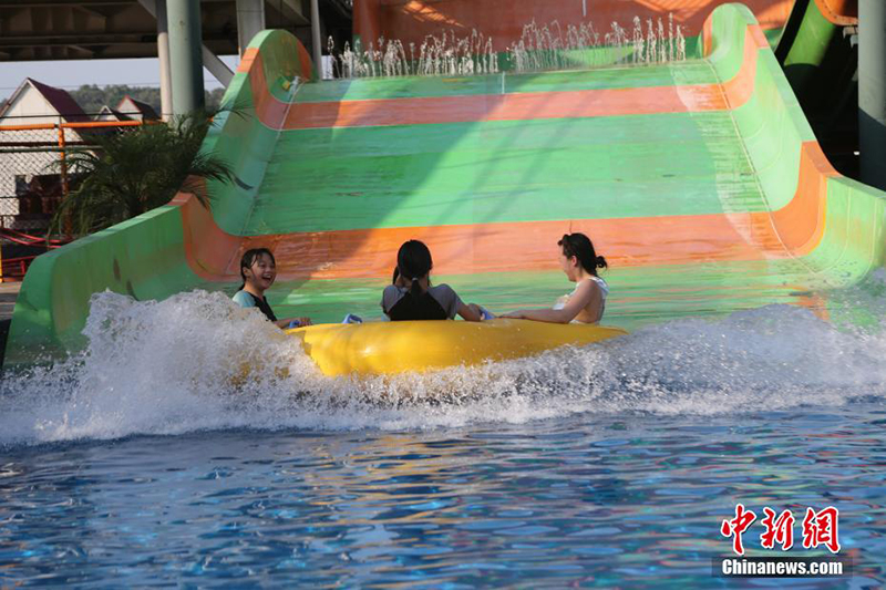 Чунцинде жоғары температура жалғасып, тұрғындар суға түсіп, салқындап жүр