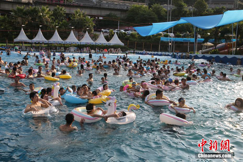 Чунцинде жоғары температура жалғасып, тұрғындар суға түсіп, салқындап жүр