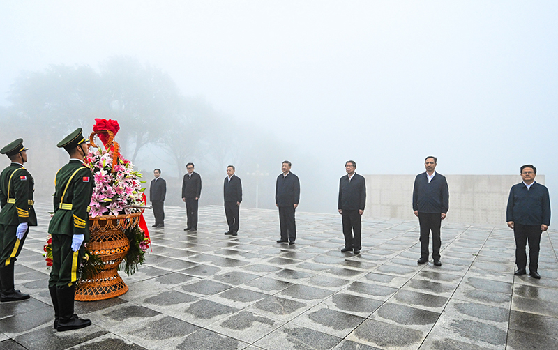Си Цзиньпин Шаньси өлкесі Янцюань қаласында Жапонға қарсы соғыстың құрбандарына гүл шоқтарын қойып, Жүз топтық соғыстың мемориалдық залына барды