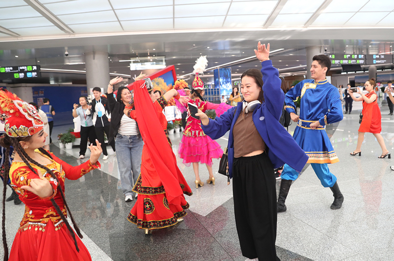 Қазақстандық ән-би ұжымы 7-інші Қытай Шыңжаң халықаралық халық би фестиваліне қатысу үшін Үрімжіге келді