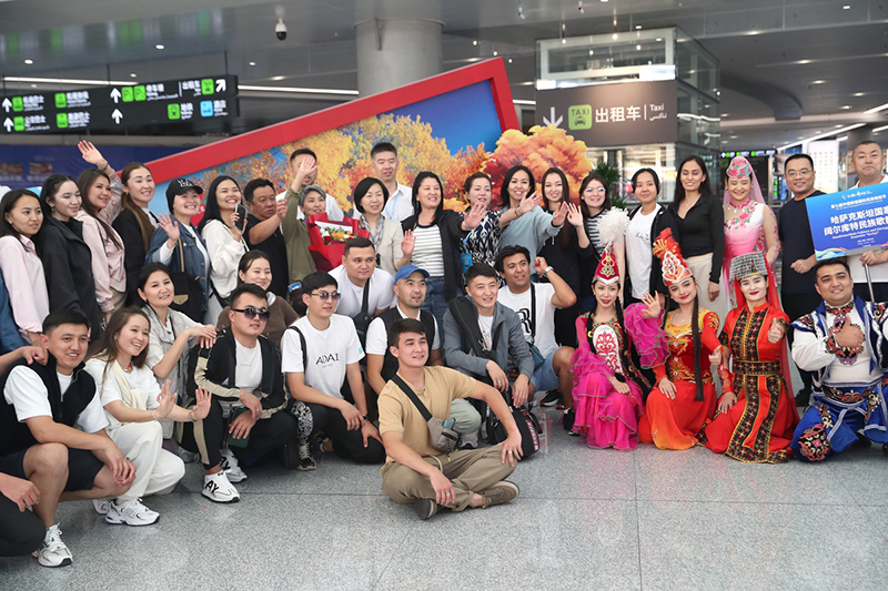 Қазақстандық ән-би ұжымы 7-інші Қытай Шыңжаң халықаралық халық би фестиваліне қатысу үшін Үрімжіге келді