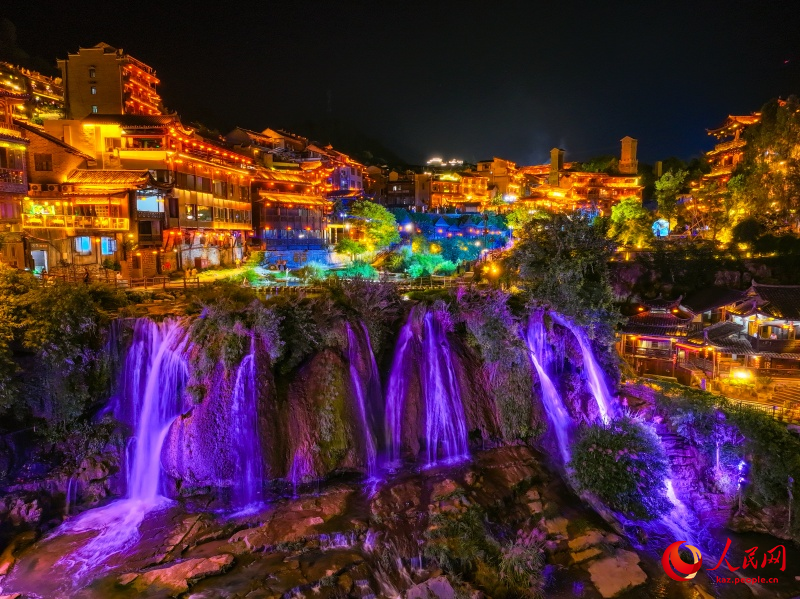 Хунаньнің Фужун қалашығы：сарқырамаға ілінген ежелгі ауыл