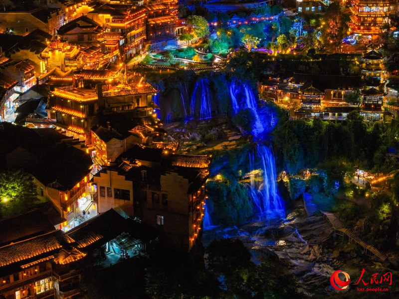 Хунаньнің Фужун қалашығы：сарқырамаға ілінген ежелгі ауыл