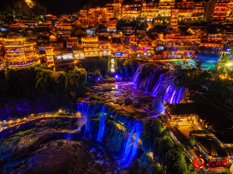 Хунаньнің Фужун қалашығы：сарқырамаға ілінген ежелгі ауыл