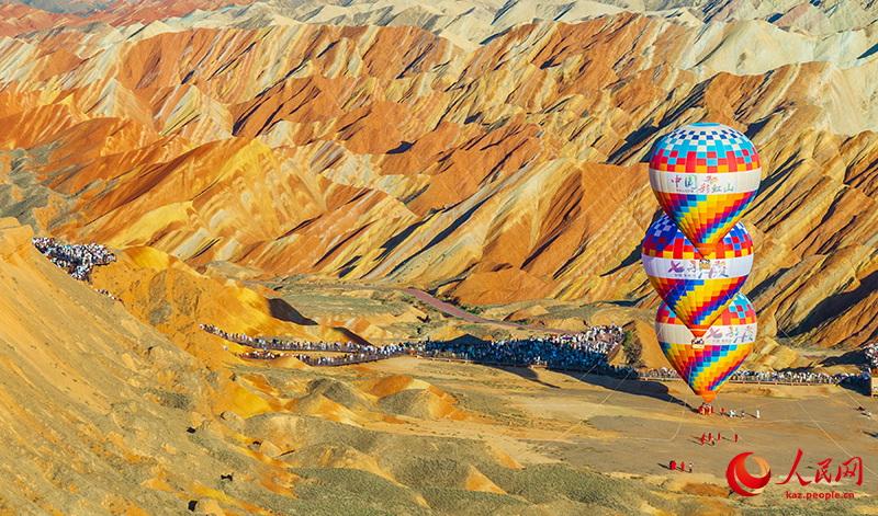 Ганьсу өлкесі Чжанье қаласының алуан түсті Данься көркем аймағын күніне 30 мыңнан астам турист тамашалайды
