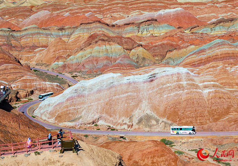 Ганьсу өлкесі Чжанье қаласының алуан түсті Данься көркем аймағын күніне 30 мыңнан астам турист тамашалайды