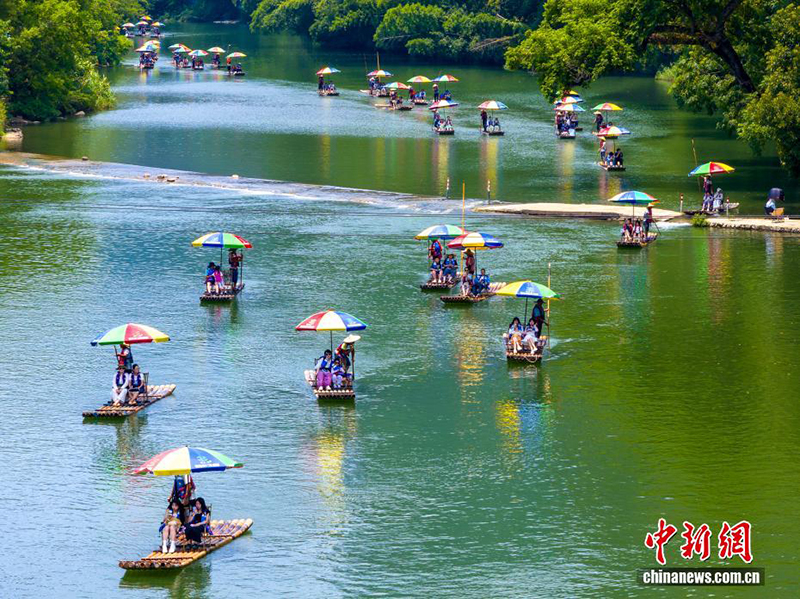 Гуанси Яншода бамбук сал ескен туристер көбейді