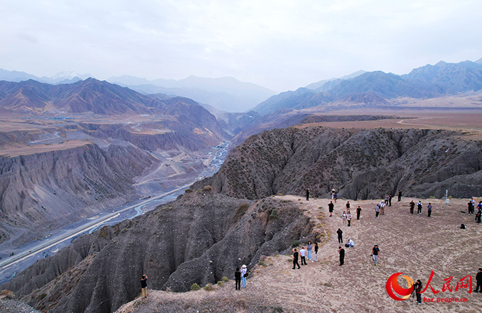 Шыңжаңның Шиху қаласындағы көркем аңғар көрінісі