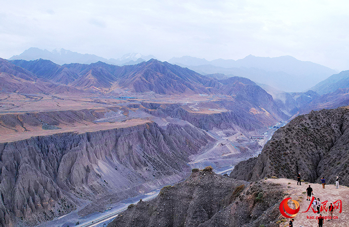 Шыңжаңның Шиху қаласындағы көркем аңғар көрінісі