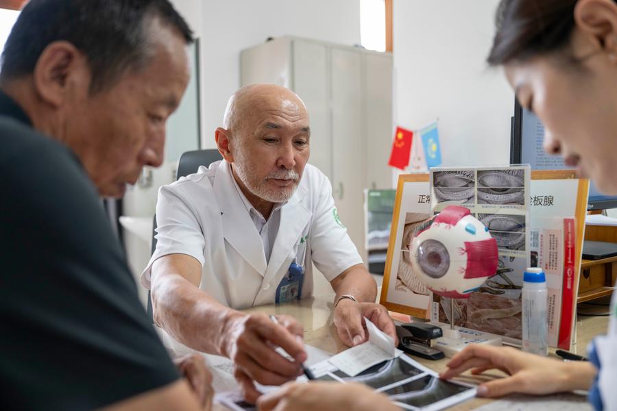 Қазақстандық көз дәрігері Қытайда шетелдіктерге арналған мәңгілік тұрғындар жеке куәлігін алды