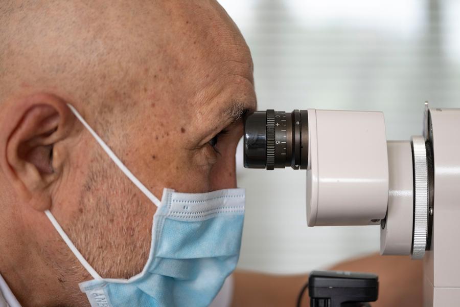 Қазақстандық көз дәрігері Қытайда шетелдіктерге арналған мәңгілік тұрғындар жеке куәлігін алды