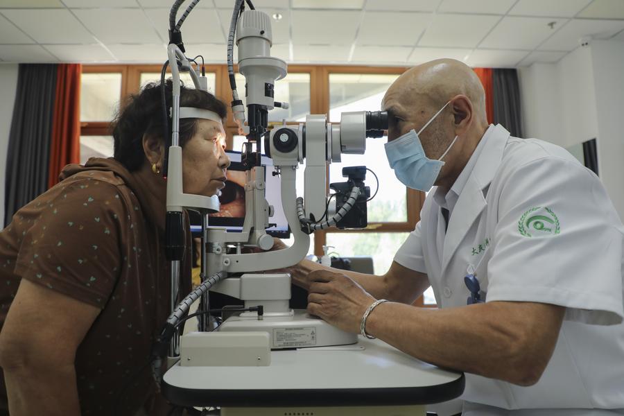 Қазақстандық көз дәрігері Қытайда шетелдіктерге арналған мәңгілік тұрғындар жеке куәлігін алды