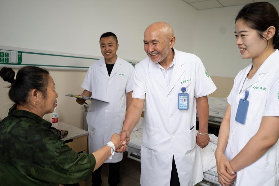 Қазақстандық көз дәрігері Қытайда шетелдіктерге арналған мәңгілік тұрғындар жеке куәлігін алды