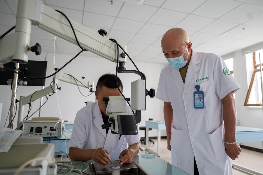 Қазақстандық көз дәрігері Қытайда шетелдіктерге арналған мәңгілік тұрғындар жеке куәлігін алды