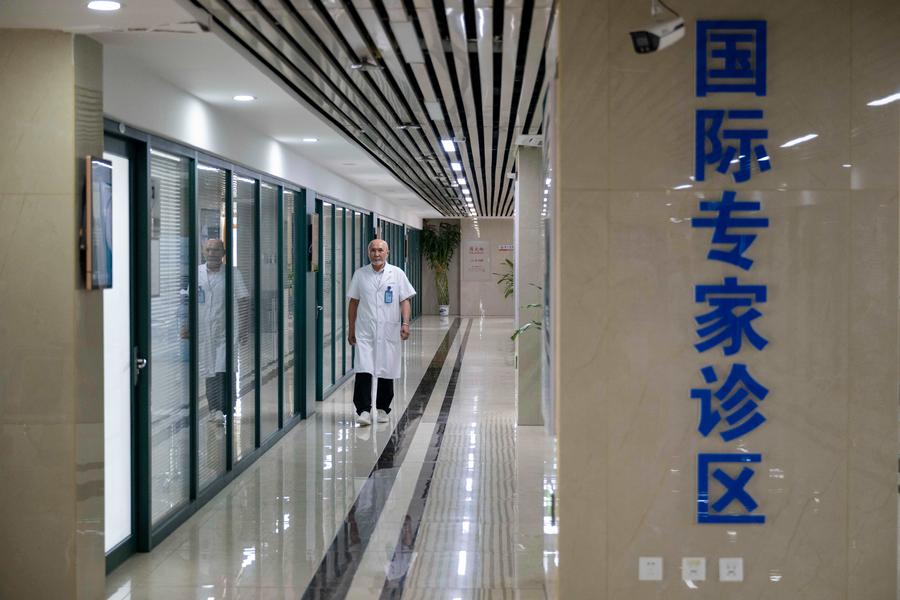 Қазақстандық көз дәрігері Қытайда шетелдіктерге арналған мәңгілік тұрғындар жеке куәлігін алды