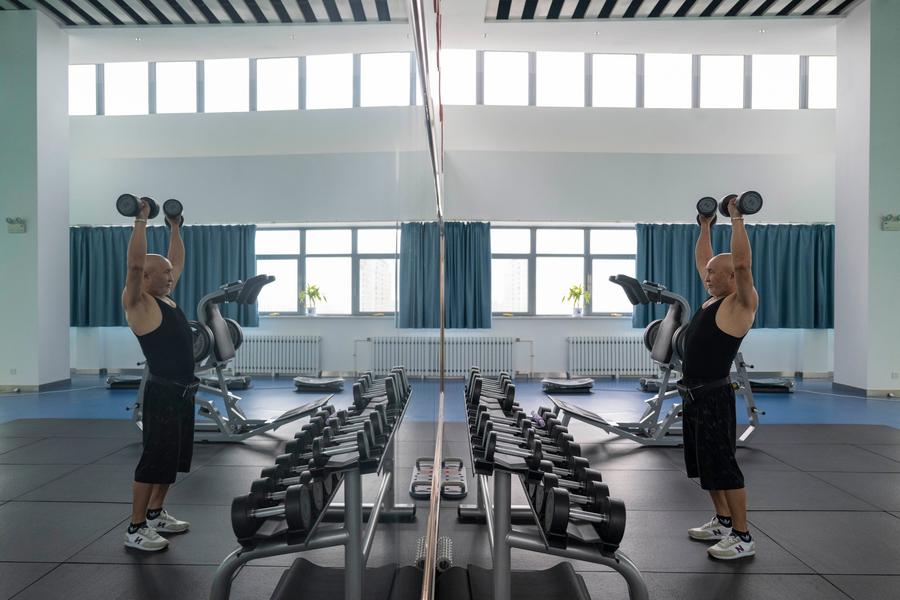 Қазақстандық көз дәрігері Қытайда шетелдіктерге арналған мәңгілік тұрғындар жеке куәлігін алды