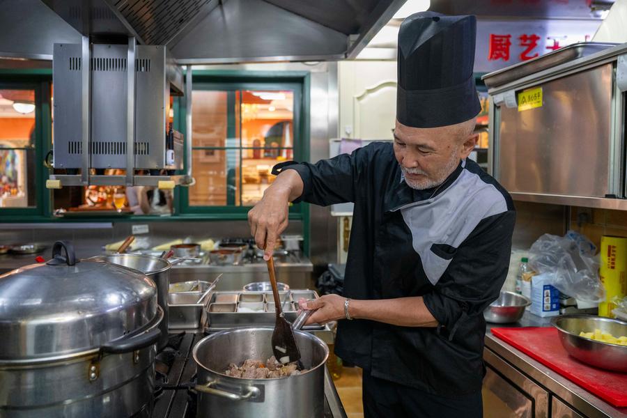 Қазақстандық көз дәрігері Қытайда шетелдіктерге арналған мәңгілік тұрғындар жеке куәлігін алды