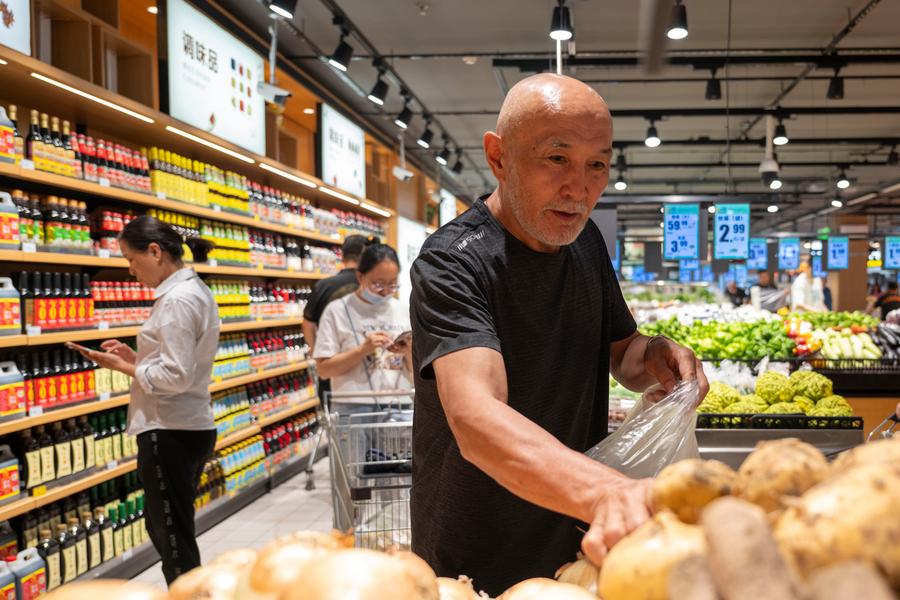 Қазақстандық көз дәрігері Қытайда шетелдіктерге арналған мәңгілік тұрғындар жеке куәлігін алды