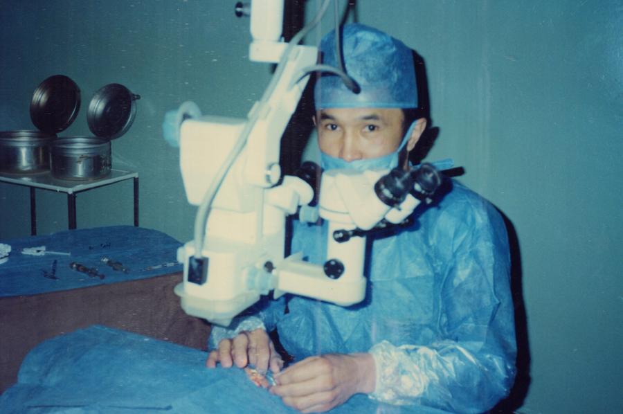 Қазақстандық көз дәрігері Қытайда шетелдіктерге арналған мәңгілік тұрғындар жеке куәлігін алды