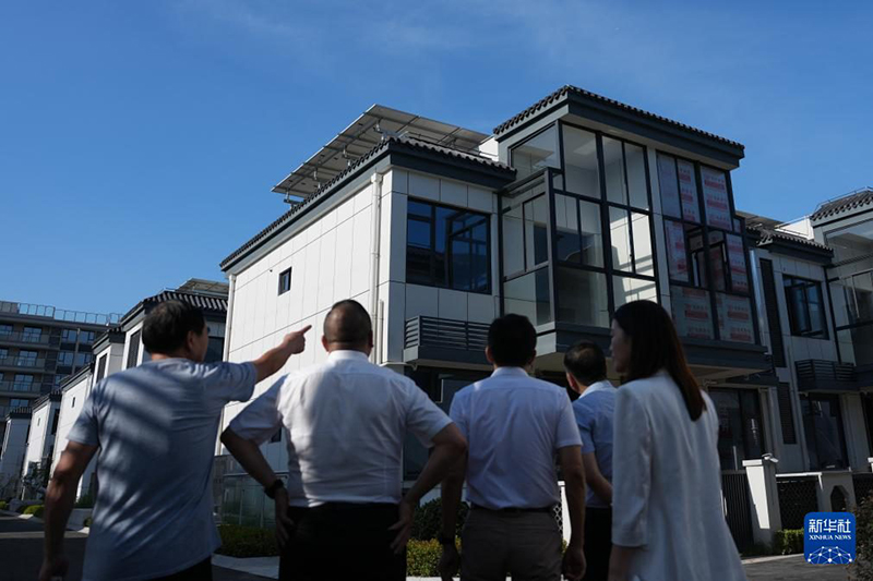 Чжэцзян өлкесі Нинбо қаласында ауылдық үйлердің шатырындағы фотоэлектрлік жобалар электр желісіне қосылды