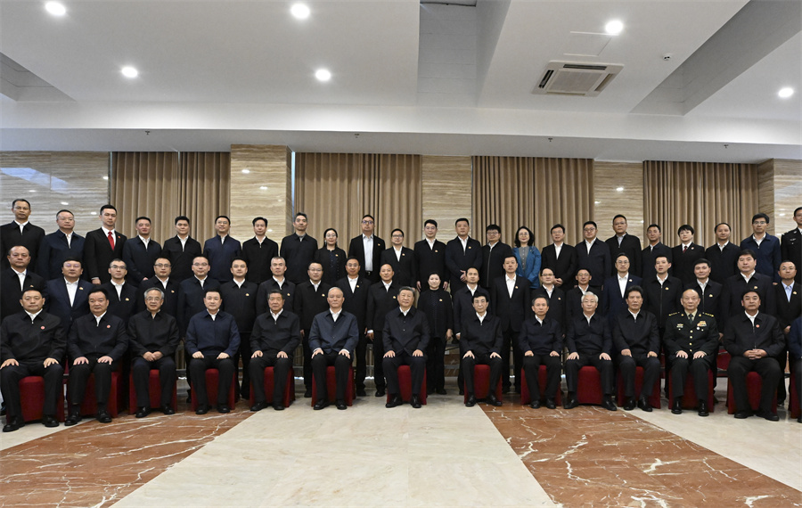 Си Цзиньпин Сицзандағы барлық этникалық топтың өкілдерімен кездесті