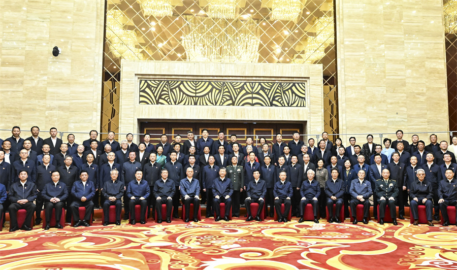 Си Цзиньпин Сицзандағы барлық этникалық топтың өкілдерімен кездесті