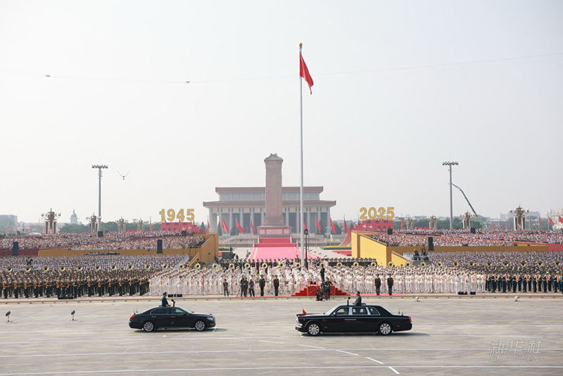 Си Цзиньпин көлікпен Қытай Халық Азаттық армиясының жаяу әскерлер бригадасы мен құрал-жабдықтар бригадасын тексерді